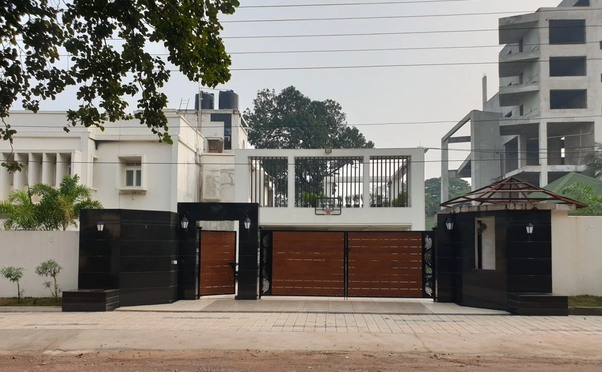 Bungalow entrance with a sliding gate and boundary wall, Bungalow 19B turnkey residential interior design in Bhilai by Mustardd Spaces